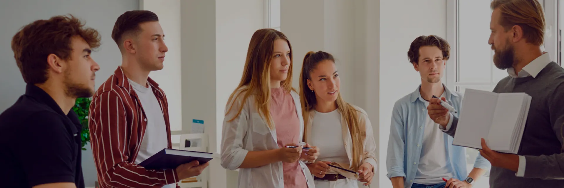 Foto profe con alumnos (con capa)