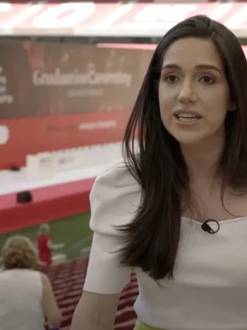 Foto alumna opinando EAE