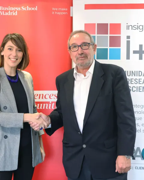 Raquel González, Directora de EAE Madrid (Izq) y Juan Ramón Navarro, gerente de Insights + Analytics España (Dcha) Firma I+A talks