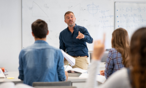 Profesor explicando 350x233