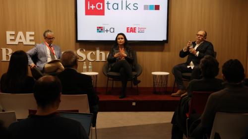 ponentes hablando Ia talks