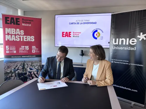 Tomas Aznar firma la Carta de Diversidad